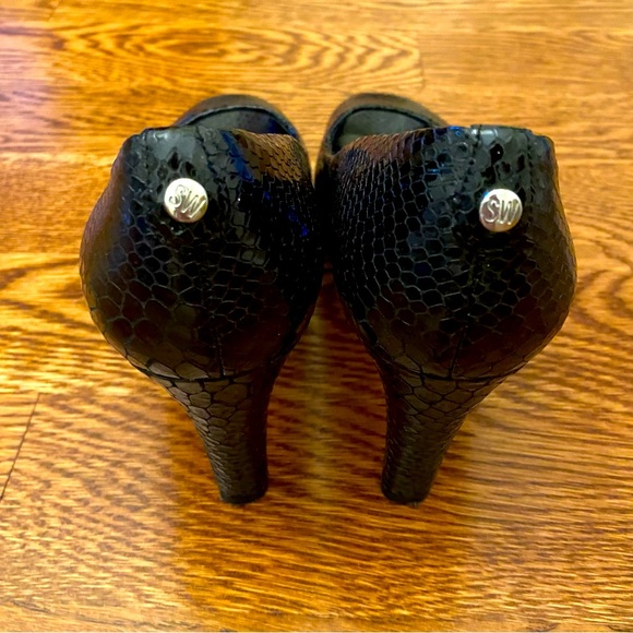 Stuart Weitzman Logo Plainfield Snake Embossed Platform Peep-Toe Pump, size 8.5 - Picture 4 of 9